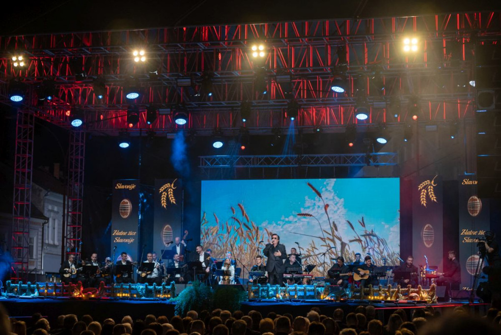 Finalna večer festivala Zlatne žice Slavonije donijela je dvadeset i dvije tamburaške kompozicije